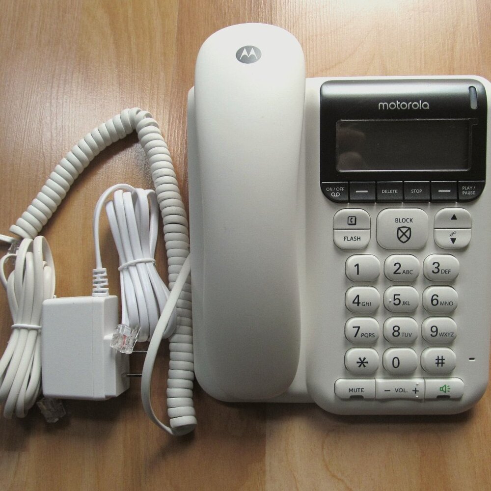 Motorola CT610 Corded Telephone with Digital Answering Machine / Advanced Call